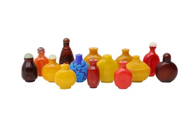 Lot 382 - A SMALL COLLECTION OF CHINESE PEKING GLASS SNUFF BOTTLES.