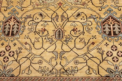 Lot 65 - AN ARTS & CRAFTS DESIGN CARPET
