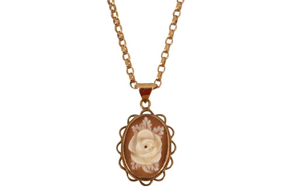Lot 391 - A CAMEO PENDANT NECKLACE