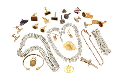 Lot 55 - A GROUP OF COSTUME JEWELLERY