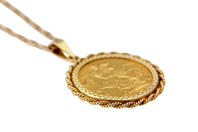 Lot 11 - A George V full sovereign pendant necklace