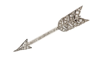 Lot 31 - A diamond arrow brooch
