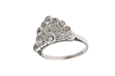 Lot 39 - A diamond dress ring