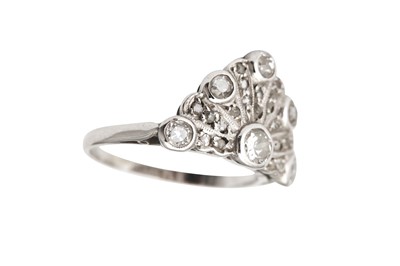 Lot 39 - A diamond dress ring