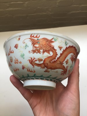 Lot 165 - A CHINESE FAMILLE ROSE 'DRAGON' BOWL.