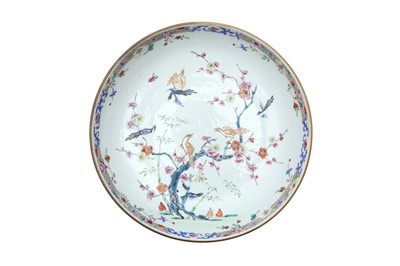 Lot 93 - A CHINESE FAMILLE ROSE 'BIRDS' DISH.
