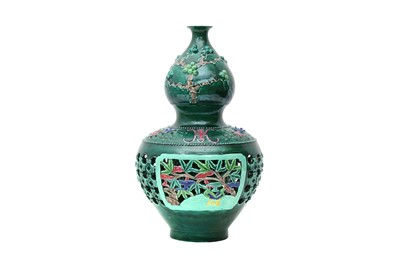 Lot 361 - A CHINESE RETICULATED DOUBLE-WALLED DOUBLE GOURD VASE.