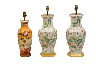 Lot 473 - A PAIR OF 19TH CENTURY FAMILLE ROSE PORCELAIN TABLE LAMPS