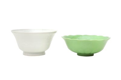 Lot 316 - A CHINESE WHITE-GLAZED BOWL AND A GREEN-GLAZED 'PETAL' BOWL.