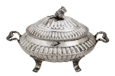 Lot 510 - A mid-20th century Spanish 915 standard silver soup tureen, circa 1960