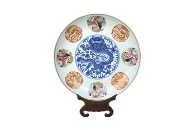Lot 527 - A CHINESE ENAMELLED BLUE AND WHITE 'DRAGONS' CHARGER