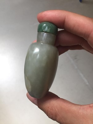 Lot 2 - A CHINESE CELADON JADE SNUFF BOTTLE.