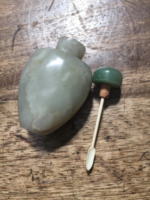 Lot 2 - A CHINESE CELADON JADE SNUFF BOTTLE.