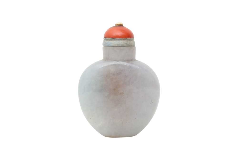 Lot 3 - A CHINESE JADEITE SNUFF BOTTLE.