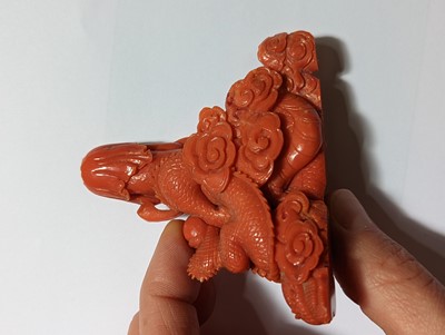 Lot 4 - λ A CHINESE CORAL 'GUANYIN AND DRAGON' SNUFF BOTTLE.