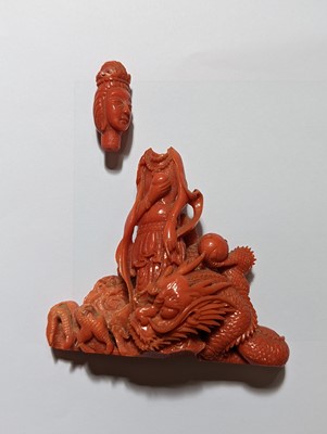 Lot 4 - λ A CHINESE CORAL 'GUANYIN AND DRAGON' SNUFF BOTTLE.