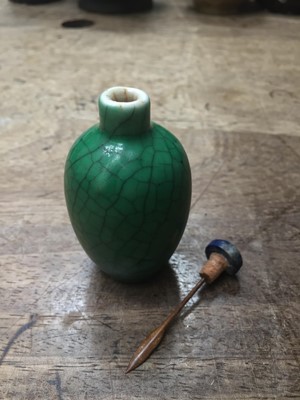 Lot 6 - A CHINESE APPLE-GREEN CRACKLE-GLAZED SNUFF BOTTLE.