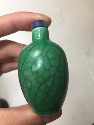 Lot 6 - A CHINESE APPLE-GREEN CRACKLE-GLAZED SNUFF BOTTLE.