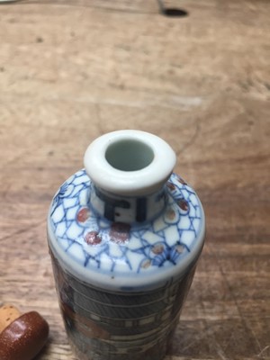 Lot 8 - THREE CHINESE BLUE AND WHITE AND UNDERGLAZE RED SNUFF BOTTLES.
