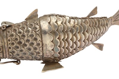 Lot 131 - A MODERN INDIAN SILVER ARTICULATED FISH BOX, BOMBAY OR BIHAR