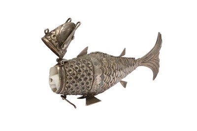 Lot 131 - A MODERN INDIAN SILVER ARTICULATED FISH BOX, BOMBAY OR BIHAR