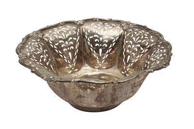 Lot 247 - AN EARLY 20TH CENTURY AMERICAN STERLING SILVER FRUIT BOWL, NEW YORK CIRCA 1920 BY BLACK, STARR AND FROST