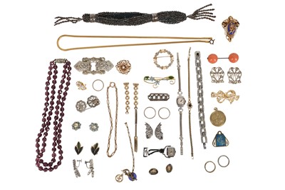 Lot 32 - A SMALL COLLECTION OF COSTUME JEWELLERY
