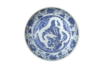 Lot 268 - A CHINESE BLUE AND WHITE 'DRAGON' BOWL.