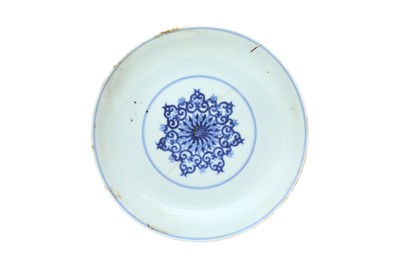 Lot 98 - A CHINESE BLUE AND WHITE 'LOTUS SCROLL' DISH