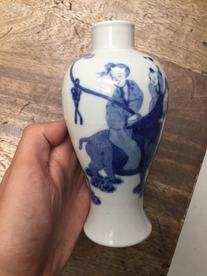 Lot 192 - A PAIR OF CHINESE BLUE AND WHITE 'IMMORTALS' VASES