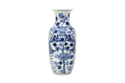 Lot 113 - A CHINESE BLUE AND WHITE 'DRAGON' VASE.
