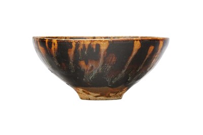 Lot 473 - A SMALL CHINESE RUSSET-SPLASHED TEA BOWL.