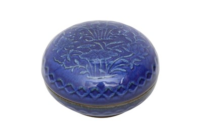 Lot 196 - A CHINESE BLUE-GLAZED 'LOTUS' CIRCULAR BOX AND COVER.