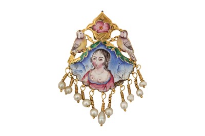 Lot 25 - A POLYCHROME-PAINTED ENAMELLED GOLD PENDANT WITH A WESTERN BEAUTY