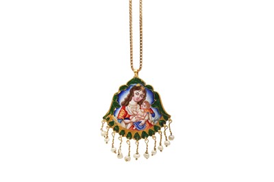 Lot 45 - A POLYCHROME-PAINTED ENAMELLED GOLD PENDANT WITH MOTHER AND CHILD