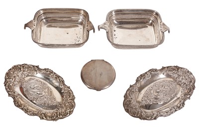Lot 125 - A PAIR OF EDWARDIAN STERLING SILVER PIN DISHES