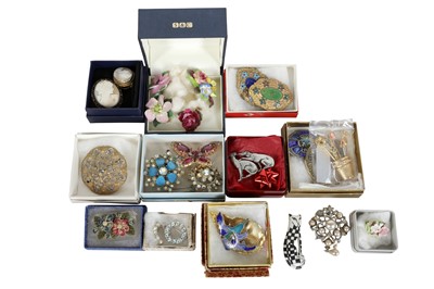 Lot 97 - A SMALL GROUP OF COSTUME JEWELLERY