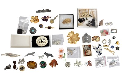 Lot 104 - A GROUP OF COSTUME JEWELLERY