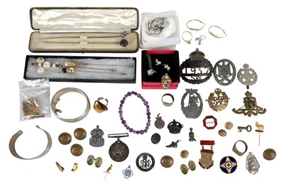 Lot 96 - A MISCELLANEOUS COLLECTION OF JEWELLERY AND OTHER ITEMS