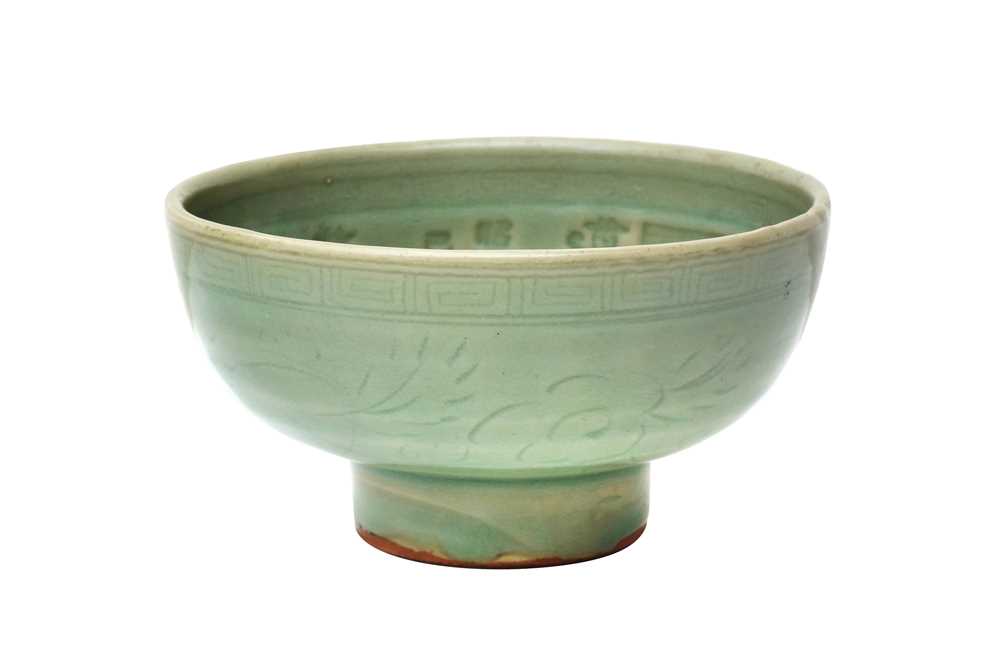 Lot 62 - A CHINESE LONGQUAN CELADON 'FIGURATIVE' BOWL