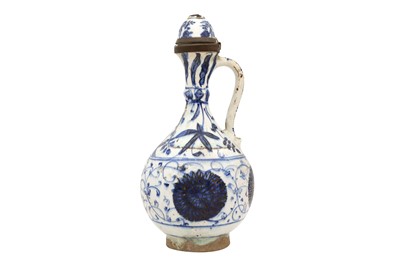 Lot 489 - A GOLD-PAINTED BLUE AND WHITE POTTERY JUG
