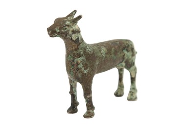 Lot 550 - AN EARLY ISLAMIC BRONZE MINIATURE FIGURINE OF A DEER