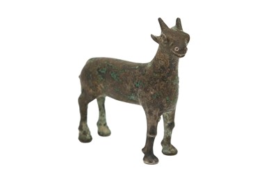 Lot 550 - AN EARLY ISLAMIC BRONZE MINIATURE FIGURINE OF A DEER