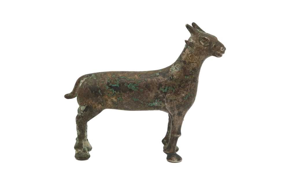 Lot 550 - AN EARLY ISLAMIC BRONZE MINIATURE FIGURINE OF A DEER