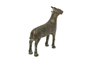 Lot 550 - AN EARLY ISLAMIC BRONZE MINIATURE FIGURINE OF A DEER