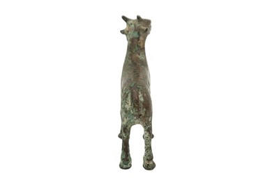 Lot 550 - AN EARLY ISLAMIC BRONZE MINIATURE FIGURINE OF A DEER