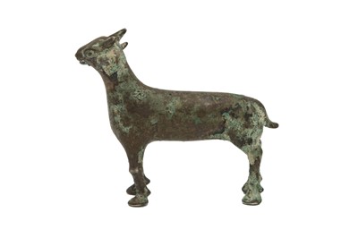 Lot 550 - AN EARLY ISLAMIC BRONZE MINIATURE FIGURINE OF A DEER