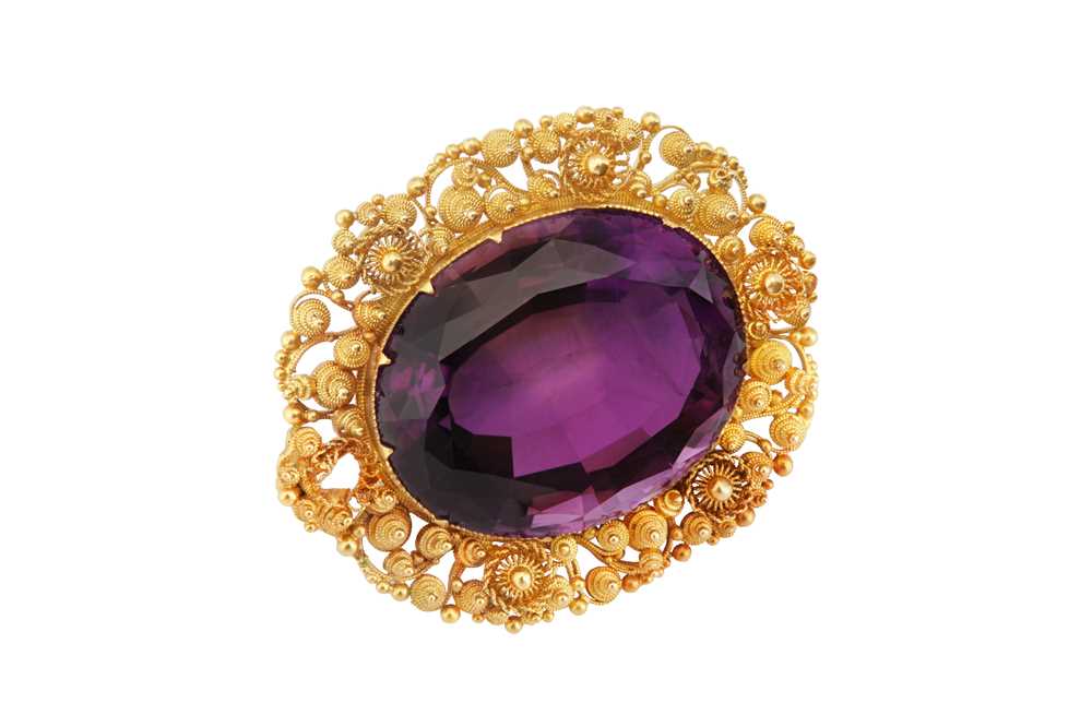 Lot 83 - An amethyst brooch