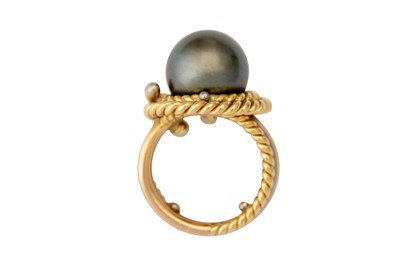 Lot 92 - A cultured pearl ring