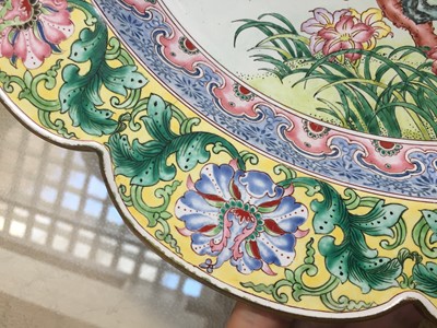 Lot 707 - A CHINESE CANTON ENAMEL CHARGER